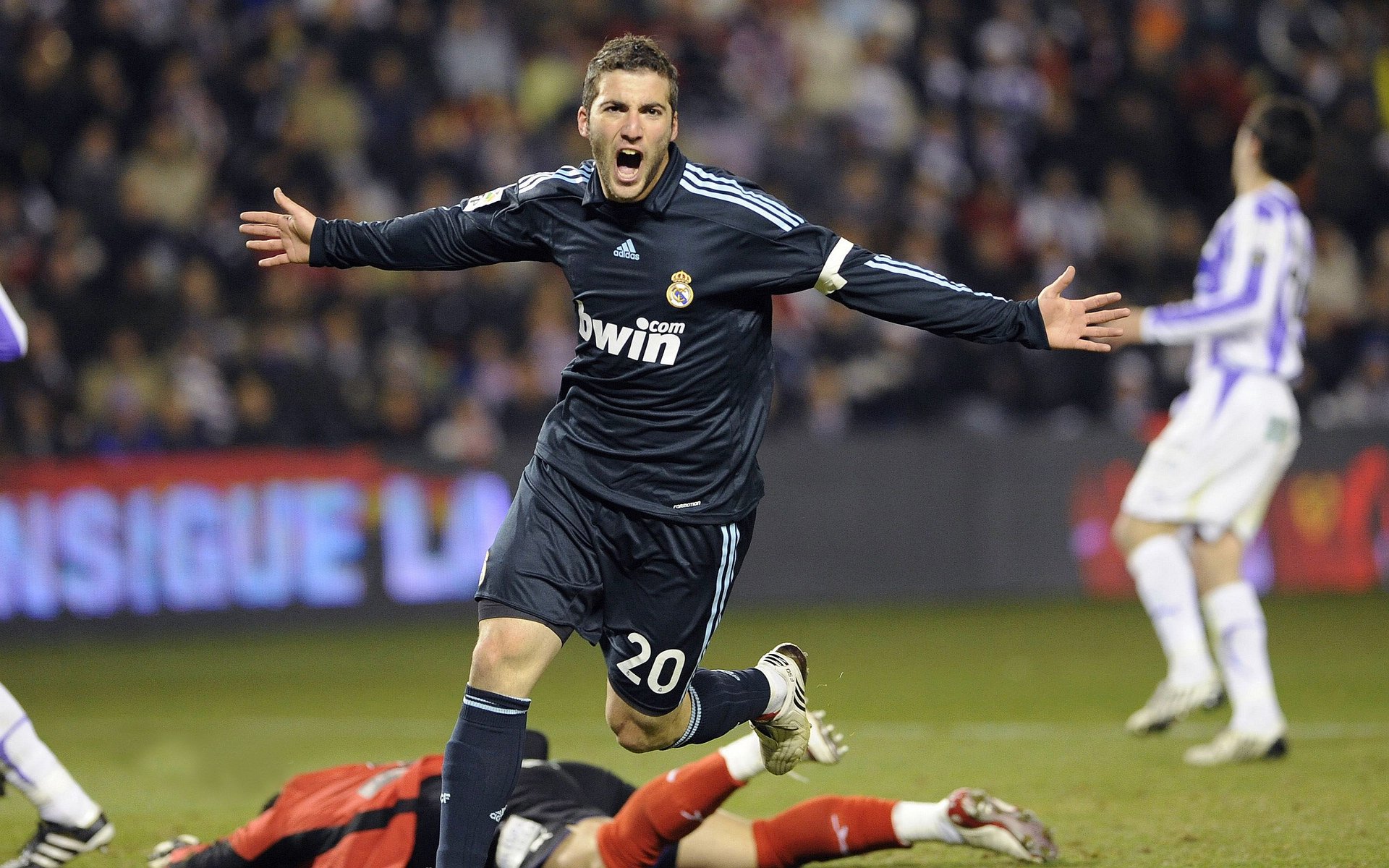 球迷疯狂庆祝球队在全球篮球赛上的胜利，球迷庆祝视频