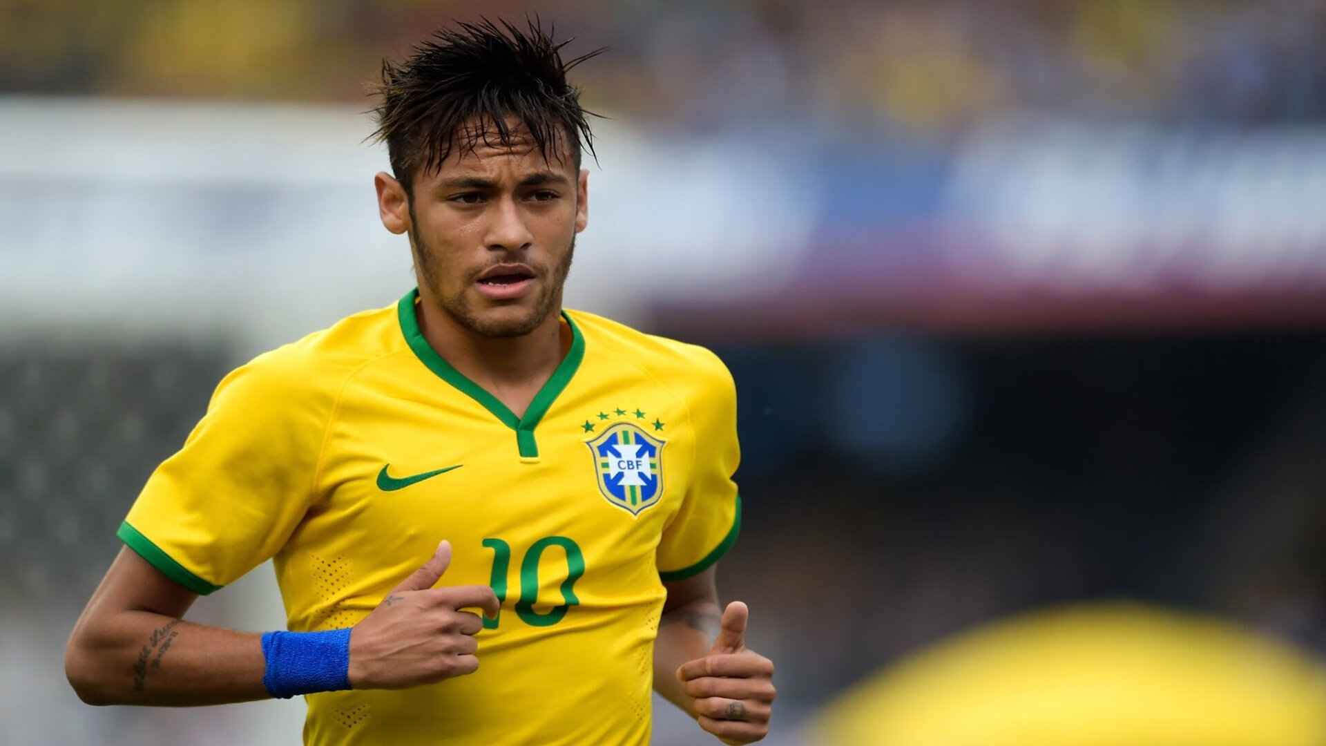 足球赛事热火朝天，球队实力对话激烈，火热的足球比赛